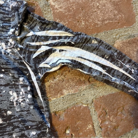 Elvis Laskin abstract long sleeved black, white & gray size small top - Picture 5 of 13